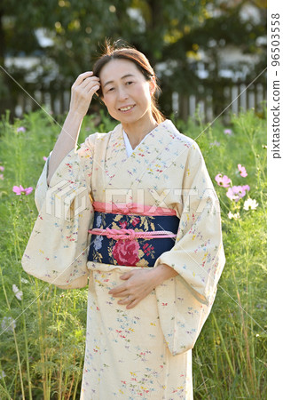 波斯菊領域的和服婦女 96503558