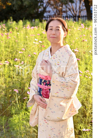波斯菊領域的和服婦女 96503712