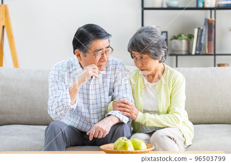 A worried senior couple 96503799