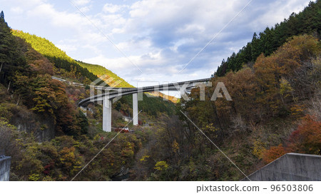 Loop bridge and autumn leaves seen from Takizawa Dam [Raiden Roppongi Bridge] / Chichibu City, Saitama Prefecture [Chichibu-Tama-Kai National Park] 96503806