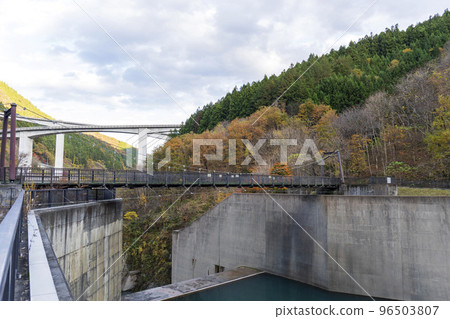 瀧澤大壩懸索橋和環橋【雷電六本木大橋】/埼玉縣秩父市【秩父多摩貝國立公園】 瀧澤大壩懸索橋和環橋【雷電六本木大橋】/埼玉縣秩父市【秩父多摩貝國立公園】 96503807