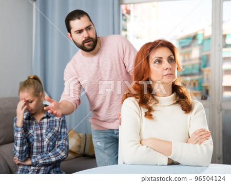 The son-in-law makes claims to the mother-in-law The son-in-law makes claims to the mother-in-law 96504124