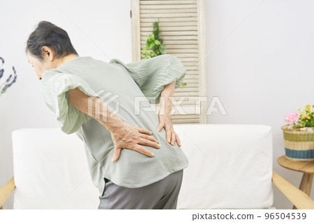 家裡背痛的老婦人 96504539