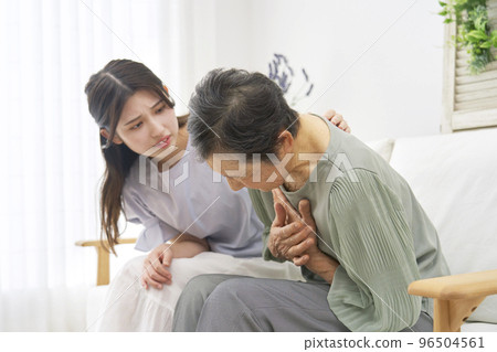 家中有胸痛的年長婦女 96504561