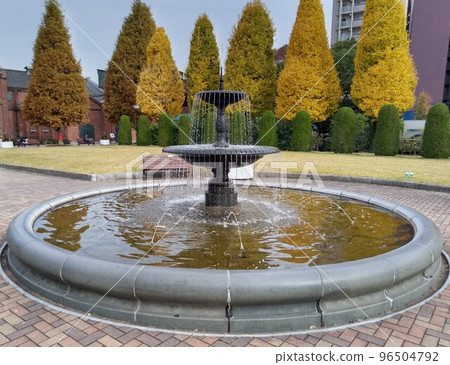 秋天的城市公園，紅葉的綠洲 96504792