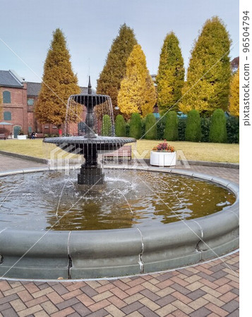 秋天的城市公園，紅葉的綠洲 96504794