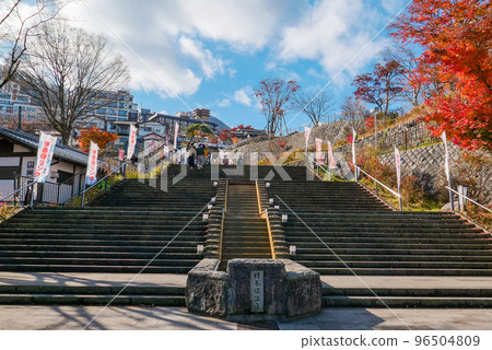 秋天的伊香保溫泉石階入口 96504809