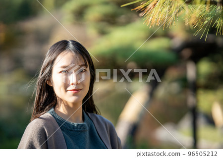 一位年輕的女士在公園裡清爽 96505212