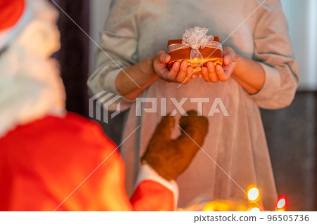 聖誕節聖誕老人得到禮物 聖誕節聖誕老人得到禮物 96505736