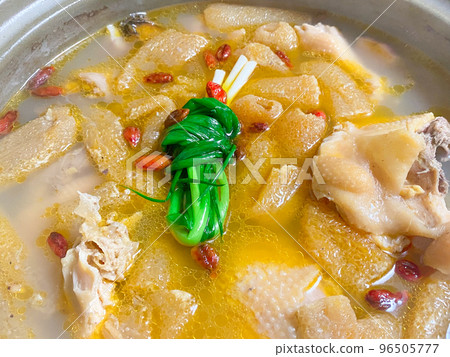 Chinese home-cooked chicken soup made from bamboo and clay 96505777