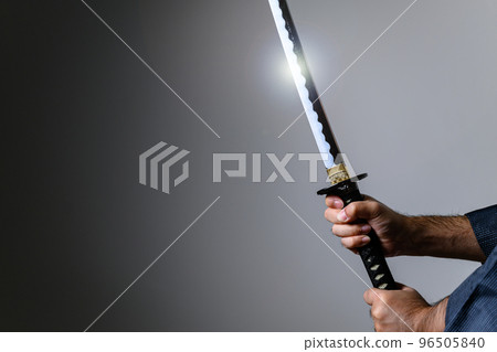 一個拿著劍的酷日本武士的形象 一個拿著劍的酷日本武士的形象 96505840