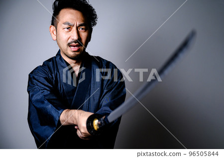 一個拿著劍的酷日本武士的形象 96505844
