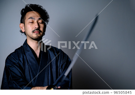 一個拿著劍的酷日本武士的形象閉上你的眼睛 96505845