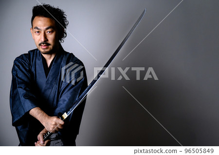 一個拿著劍的酷日本武士的形象 96505849