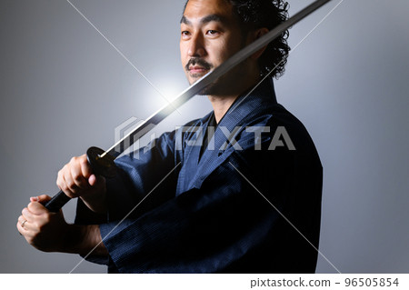 一個拿著劍的酷日本武士的形象 96505854
