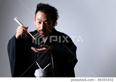 像雜耍中落語說書人的形象 像雜耍中落語說書人的形象 96505858