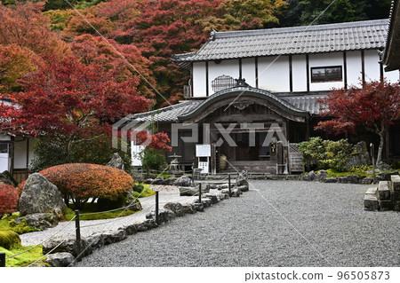 Kochidani Amidaji Temple with autumn leaves Kochidani Amidaji Temple with autumn leaves 96505873