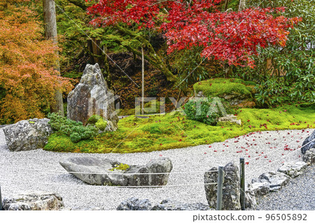 有秋葉的Kochidani Amidaji寺廟 96505892
