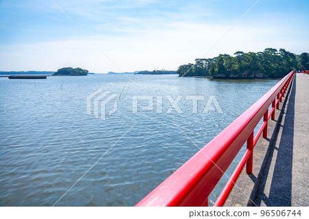 連接松島灣福浦島的福浦大橋(宮城縣松島町) 連接松島灣福浦島的福浦大橋(宮城縣松島町) 96506744