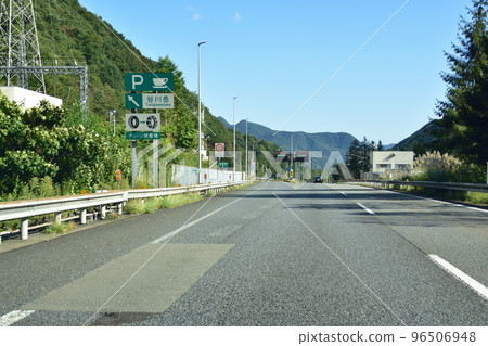 Scenery from a car window on the Kanetsu Expressway in Niigata Prefecture 96506948