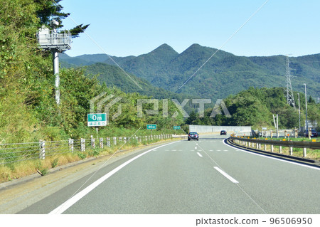 Scenery from a car window on the Kanetsu Expressway in Niigata Prefecture 96506950