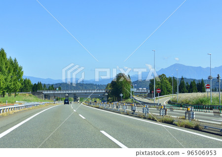 Scenery from a car window on the Kanetsu Expressway in Niigata Prefecture 96506953