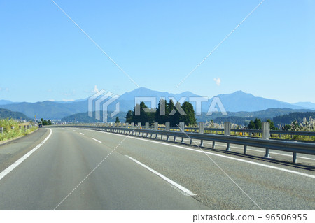 新潟縣關越高速公路車窗外的風景 96506955