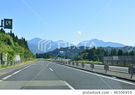 Scenery from a car window on the Kanetsu Expressway in Niigata Prefecture Scenery from a car window on the Kanetsu Expressway in Niigata Prefecture 96506959