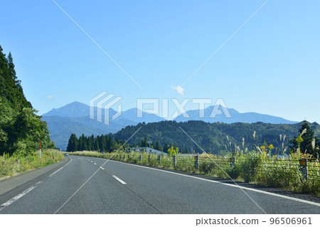 Scenery from a car window on the Kanetsu Expressway in Niigata Prefecture 96506961