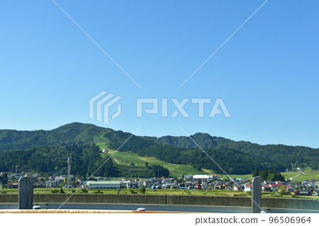 Scenery from a car window on the Kanetsu Expressway in Niigata Prefecture 96506964