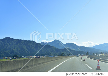 Scenery from a car window on the Kanetsu Expressway in Niigata Prefecture 96506965