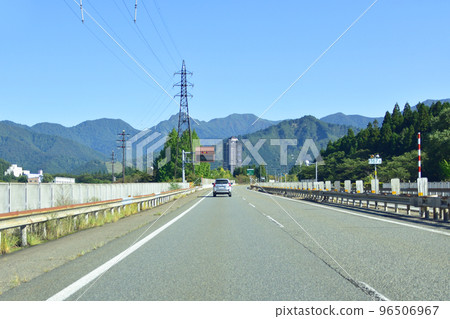 Scenery from a car window on the Kanetsu Expressway in Niigata Prefecture 96506967