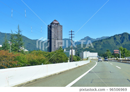 Scenery from a car window on the Kanetsu Expressway in Niigata Prefecture 96506969
