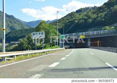 Scenery from a car window on the Kanetsu Expressway in Niigata Prefecture 96506973