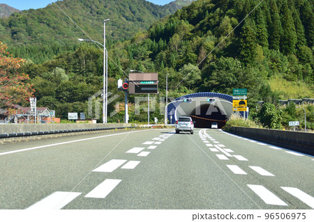 Scenery from a car window on the Kanetsu Expressway in Niigata Prefecture 96506975