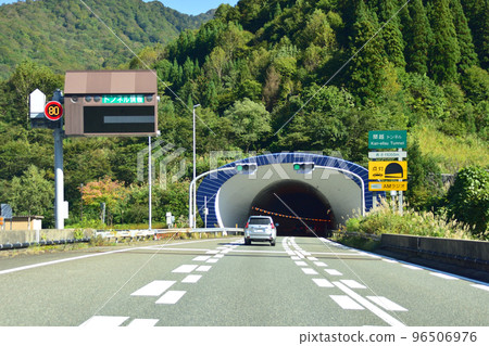 新潟縣關越高速公路車窗外的風景 96506976