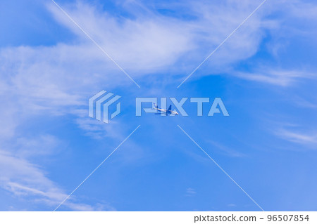 夏天的天空客機和雲 96507854