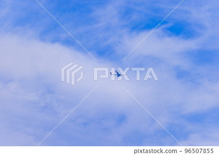 夏天的天空客機和雲 96507855