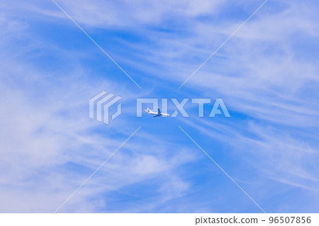 夏天的天空客機和雲 96507856