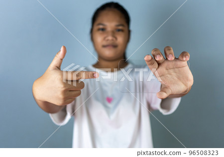 woman holding a blank screen phone mockup transparent acrylic used for displaying text or advertising images. woman holding a blank screen phone mockup transparent acrylic used for displaying text or advertising images. 96508323