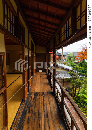 古都京都的秋天，雨中的舊三井家下鴨別墅 96509035