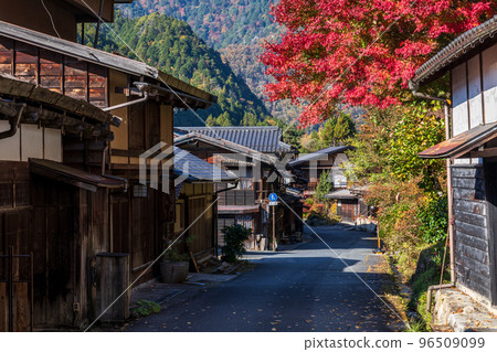 秋天的中山道妻籠宿（長野縣南木曾町） 96509099