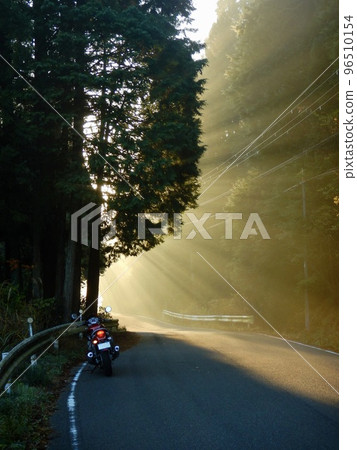 Early morning motorcycle backlight Early morning motorcycle backlight 96510154