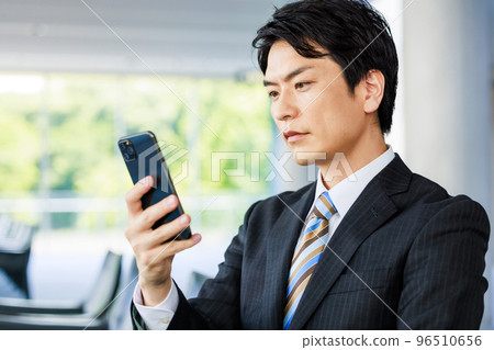 在大堂打電話的商人 96510656