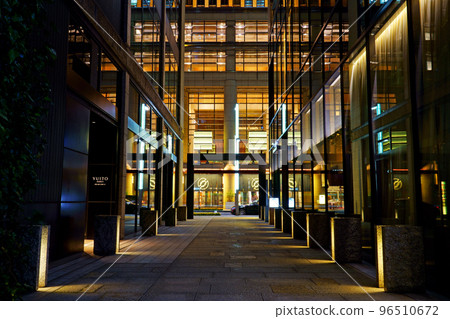 Uito Nihonbashi Muromachi alley with beautiful urban landscape 96510672