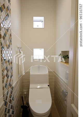 新建公寓中乾淨廁所的圖片 96510787