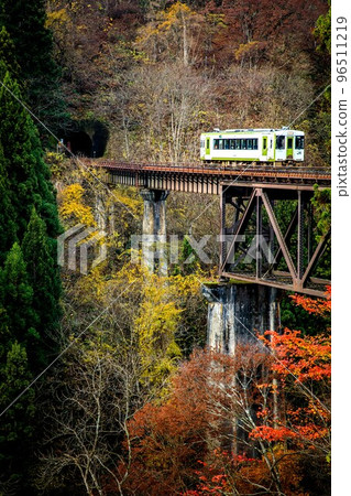 Tadami Line Kiha 110 series train crossing the Takiya River Bridge in the early morning of late autumn (Yanaizu Town, Fukushima Prefecture, mid-November) Tadami Line Kiha 110 series train crossing the Takiya River Bridge in the early morning of late autumn (Yanaizu Town, Fukushima Prefecture, mid-November) 96511219
