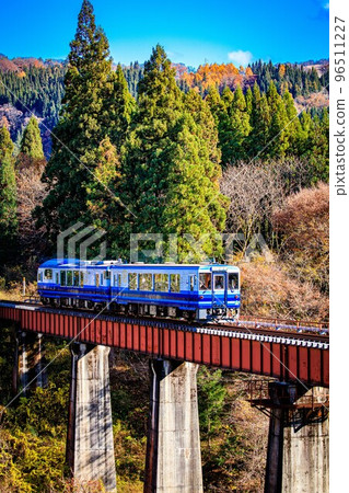 Tadami Line "Oza Toro Observation Train", a train that crosses the Natsuigawa Bridge in late autumn (Kanayama Town, Fukushima Prefecture, mid-November) Tadami Line "Oza Toro Observation Train", a train that crosses the Natsuigawa Bridge in late autumn (Kanayama Town, Fukushima Prefecture, mid-November) 96511227