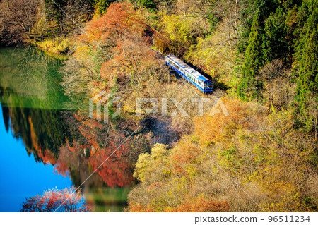 "Oza Toro Observatory Train" running on the Tadami Line in the late autumn afternoon (Mishima Town, Fukushima Prefecture, mid-November) "Oza Toro Observatory Train" running on the Tadami Line in the late autumn afternoon (Mishima Town, Fukushima Prefecture, mid-November) 96511234