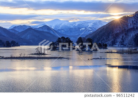 The moment of sunrise over Lake Akimoto in winter (Urabandai, Fukushima Prefecture, February) 96511242